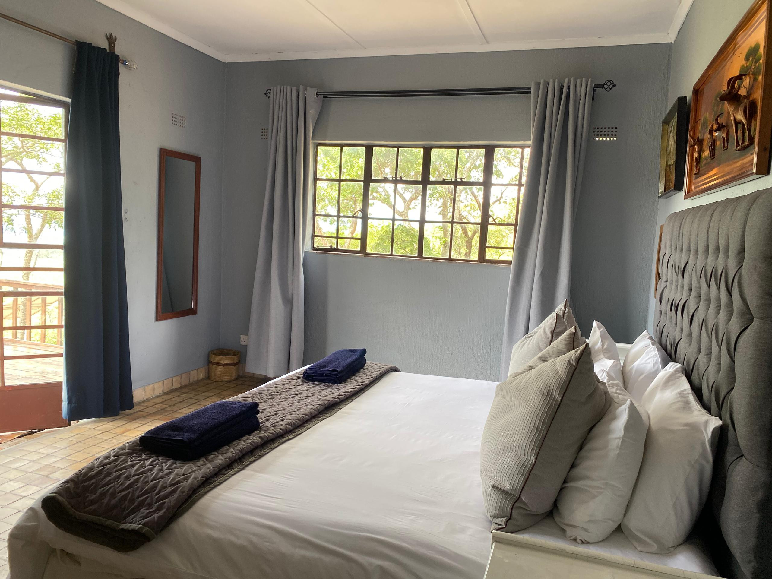 Bedroom 1- queen bed